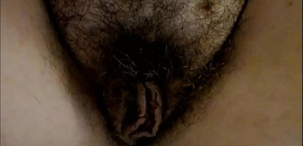 Tua madre si apre la figa pelosa ed a rallentatore ti mostra come piscia